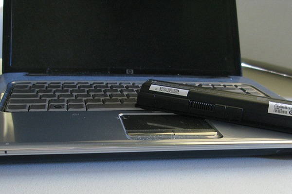 Dùng laptop khi đang sạc pin có sao không?