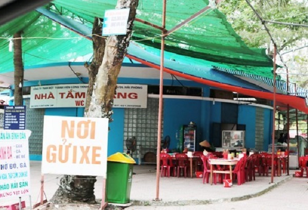 Khu du lịch Đồ Sơn: nhà vệ sinh được xây dựng để bán hàng ăn