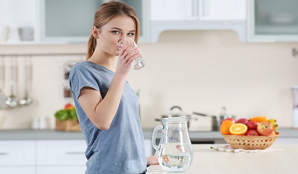 Những thói quen cần tránh khi uống nước