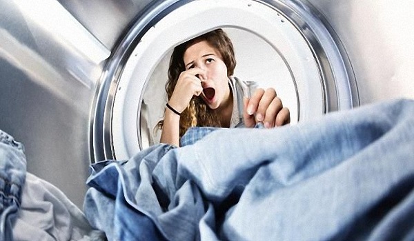 Làm gì khi máy giặt có mùi hôi và vết mốc?
